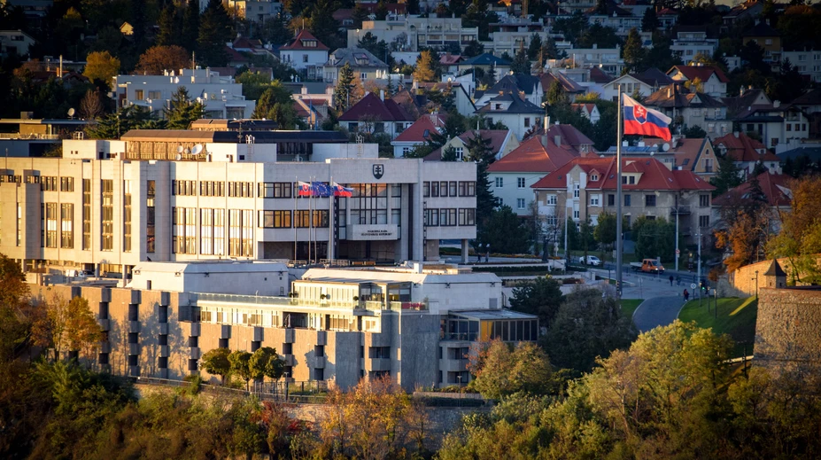 Poslanci si už prevzali preukazy a hlasovacie karty, prísnym opatreniam sa nevyhli ani oni