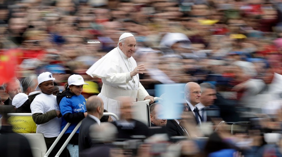 Pápež František previezol v papamobile deti migrantov. Urobil si s nimi aj selfie
