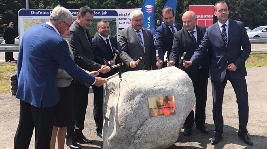 Manažéri diaľnic letecky cestovali do Košíc, aby ich štátne limuzíny z Bratislavy odviezli do Prešova