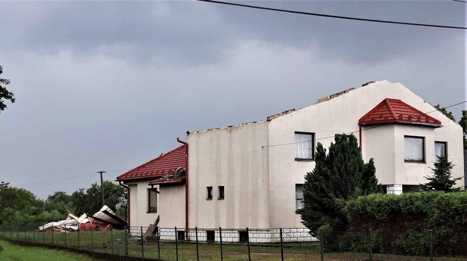 FOTO: V obci Záhor odtrhol silný vietor z domu celú strechu