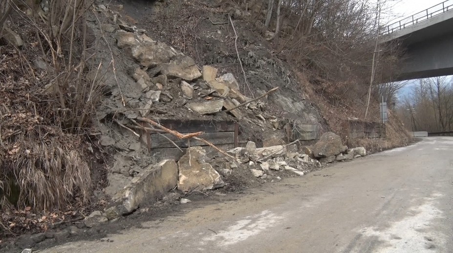 Roky sťažností nepomohli, tony skál sa zrútili na cestu. Obce na Orave majú veľké problémy