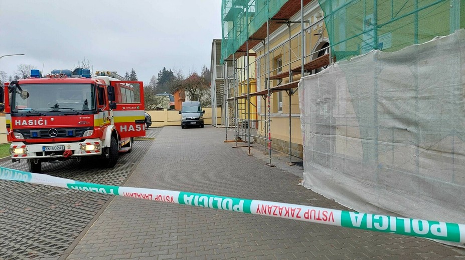 Vo Svidníku spadol zo strechy domu robotník. Pád z asi 10-metrovej výšky neprežil