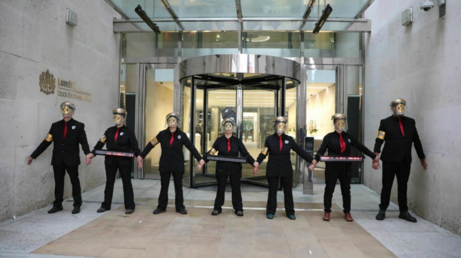 Environmentálni aktivisti sa zlepili pred budovou londýnskej burzy