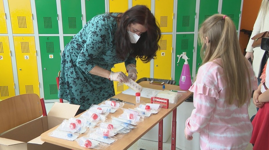 Žiakov čakajú kloktacie testy. Nie všetci sú s tým stotožnení