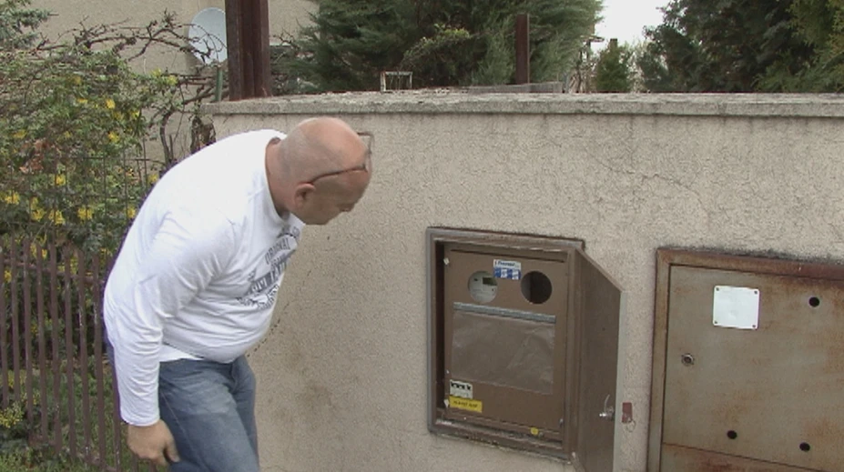 Obrovský účet za elektrinu stále odmieta zaplatiť, teraz ich elektromer znovu testovali