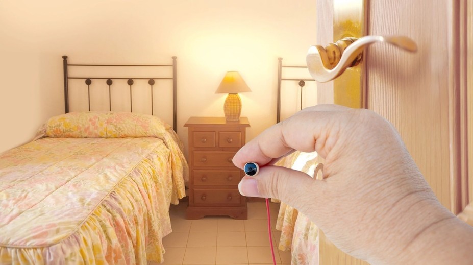 Žena nastražila vo svojej hotelovej izbe kameru. Odhalila zamestnanca, ako jej kradne spodnú bielizeň