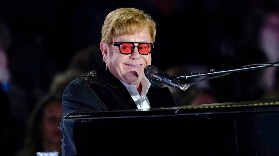 Dokázalo to iba 19 umelcov. Elton John sa po získaní ceny EMMY stal členom exkluzívneho klubu