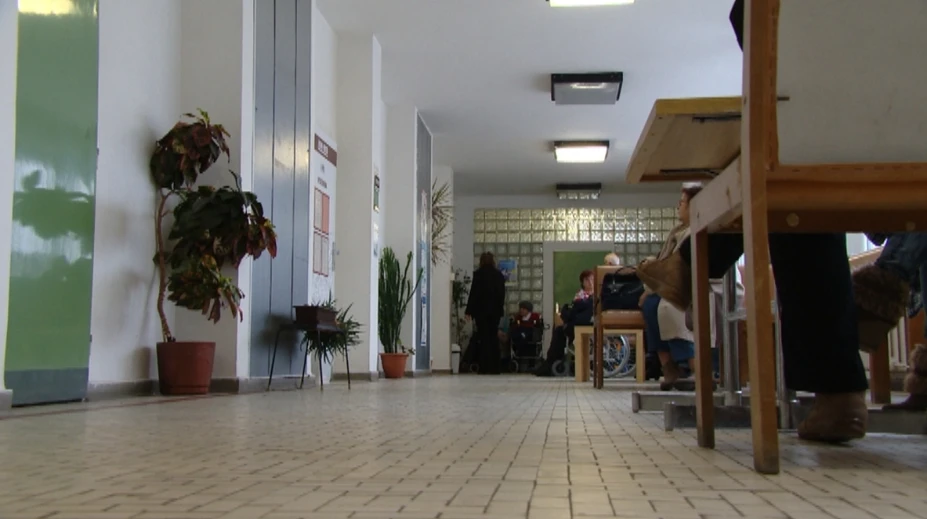 Slovák strávi v čakárni u lekára spolu až cez deväť hodín. Riešiť to chcú poplatkami