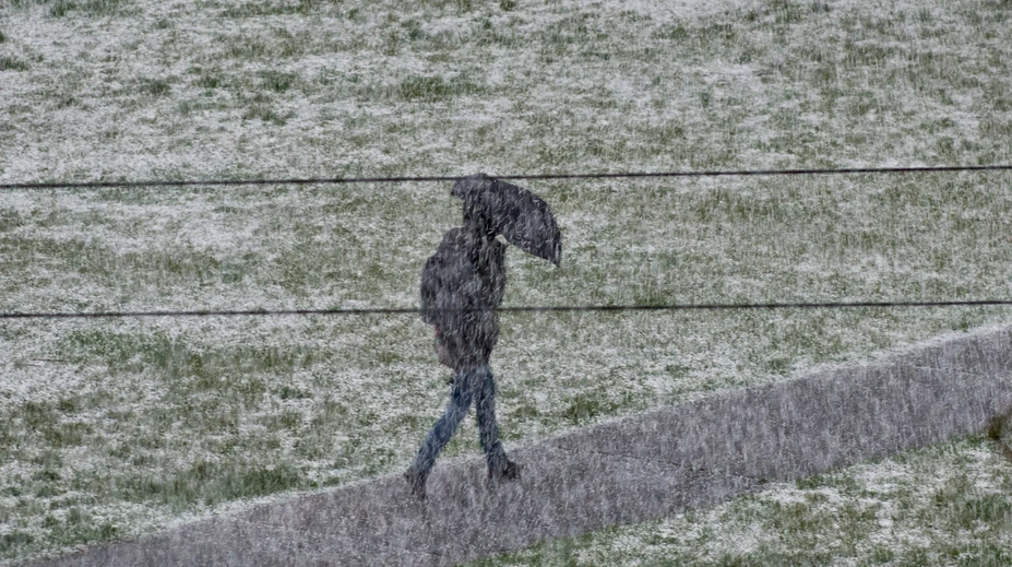 Aprílové počasie v celej svojej kráse. Sneží už aj neďaleko Bratislavy, pre severné okresy platia výstrahy