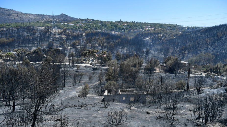 Veľký požiar pri Aténach sa podarilo uhasiť, stále však hrozí vznietenie