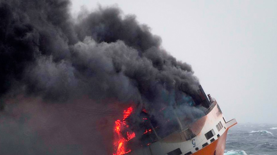 Na pobrežie Francúzska sa valí ropná škvrna. Pochádza z potopenej lode