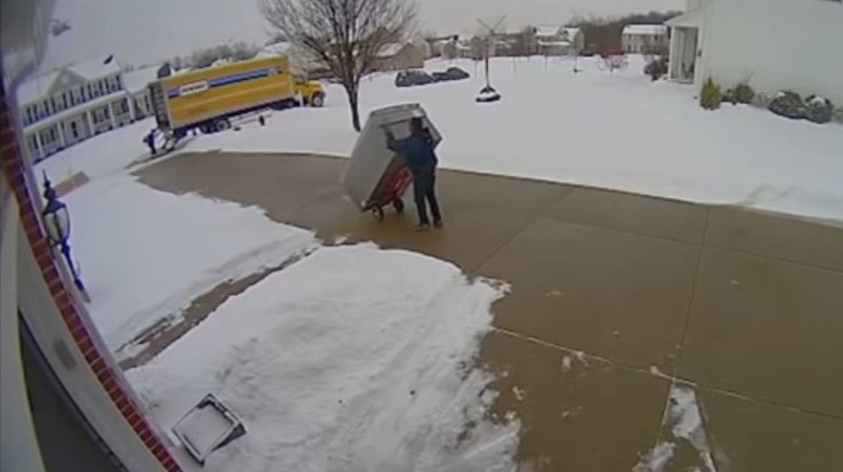 VIDEO: Babrák roka. S donáškou tohto kuriéra zákazník asi spokojný nebol