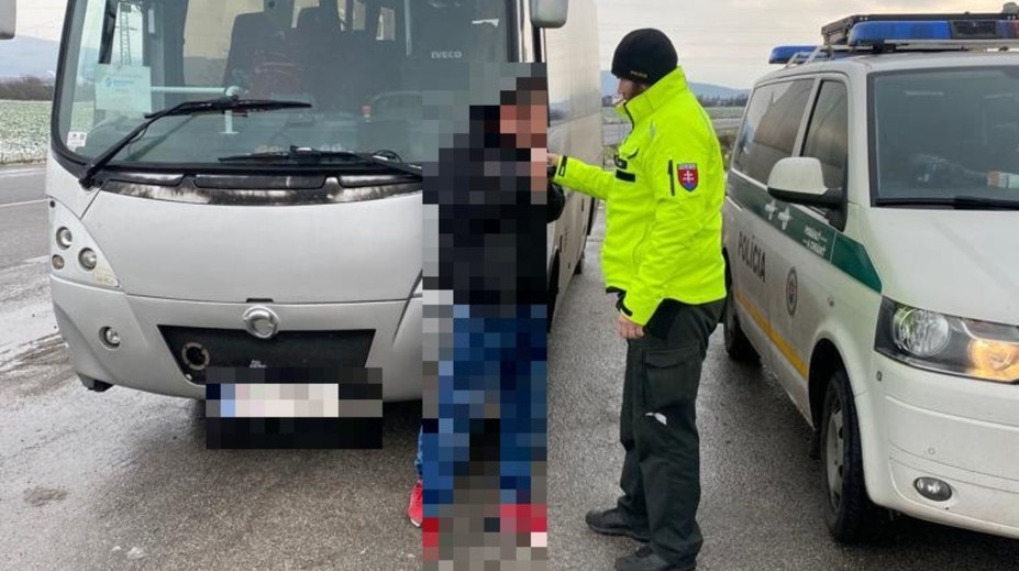 Vodič autobusu viezol cestujúcich po zasneženej a mrznúcej ceste. Pri kontrole nafúkal