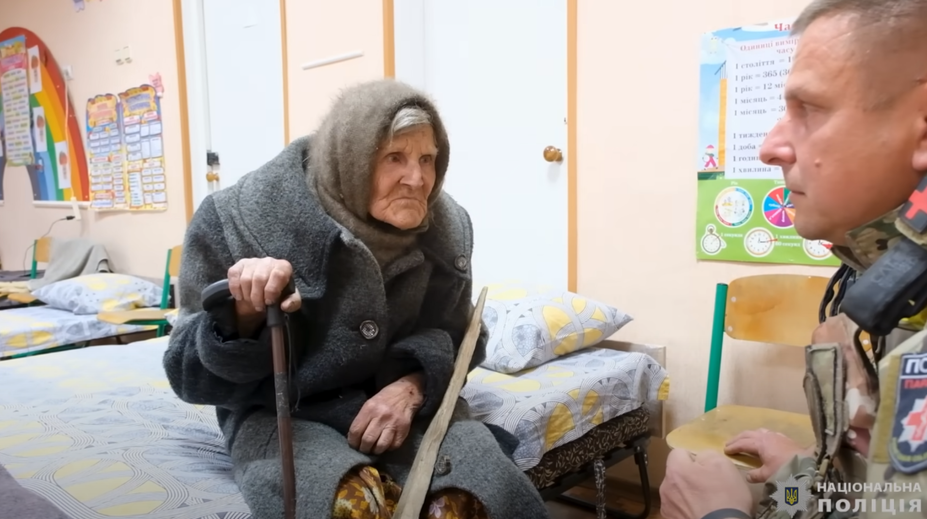 Takmer storočná starenka pešo utiekla pred ruským ostreľovaním. Za pomoci palíc prešla desať kilometrov
