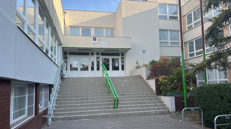 Poplach na školách sa opakuje. Aj v stredu na niektoré nahlásili bomby