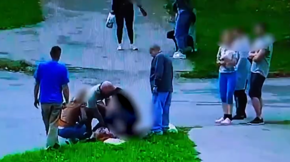 VIDEO: Dráma v Revúcej. Policajti bojovali o život ženy, ktorá skolabovala na ulici