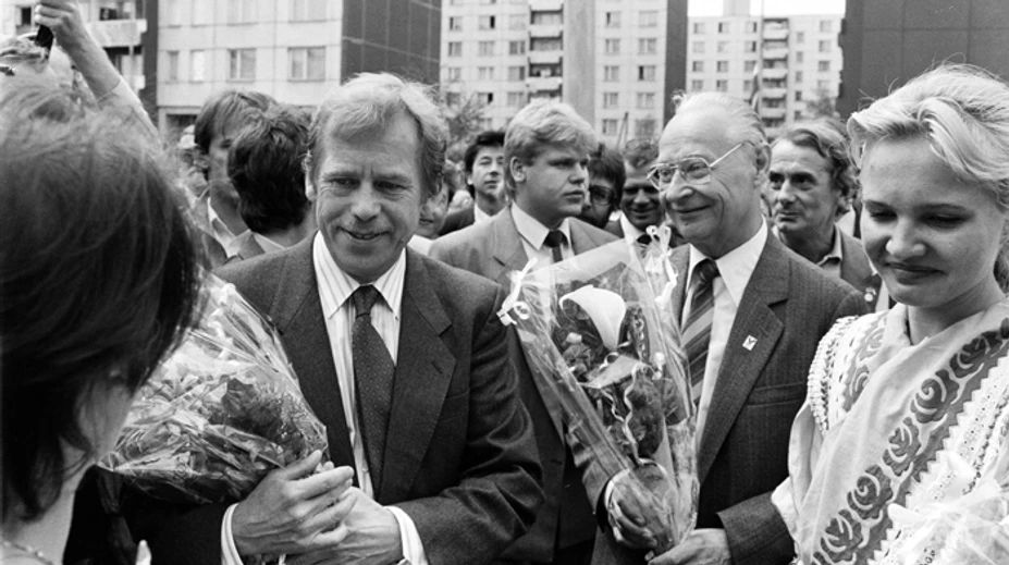Česko si spomína na prvého prezidenta. Toto bol život Václava Havla