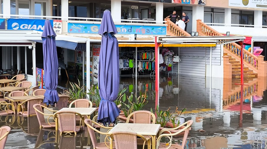 Známu dovolenkovú destináciu sužujú silné dažde. Pre povodne letisko aktivovalo núdzový plán