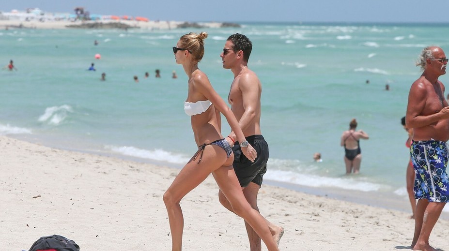 Naša najúspešnejšia modelka na pláži s priateľom. Toto je naozaj krásny párik
