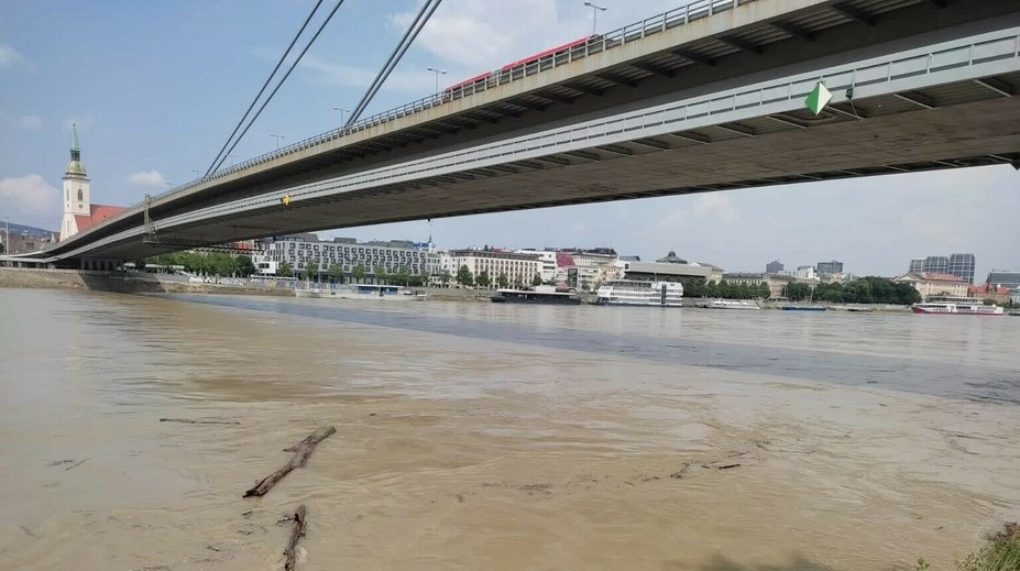 FOTO: Hladina Dunaja kulminuje, dosiahla takmer sedem metrov