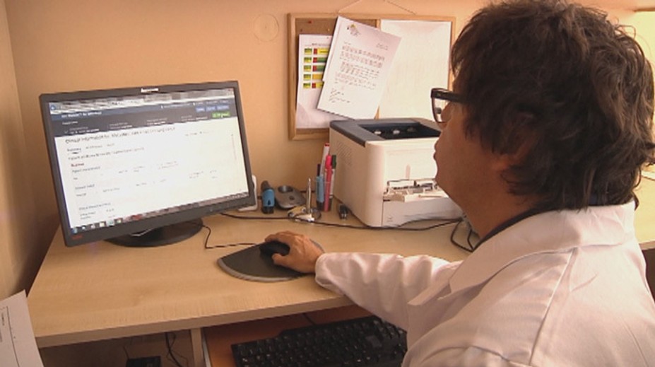 Štát nariadil úradom nahradiť papier elektronizáciou. Už sa objavili prvé problémy