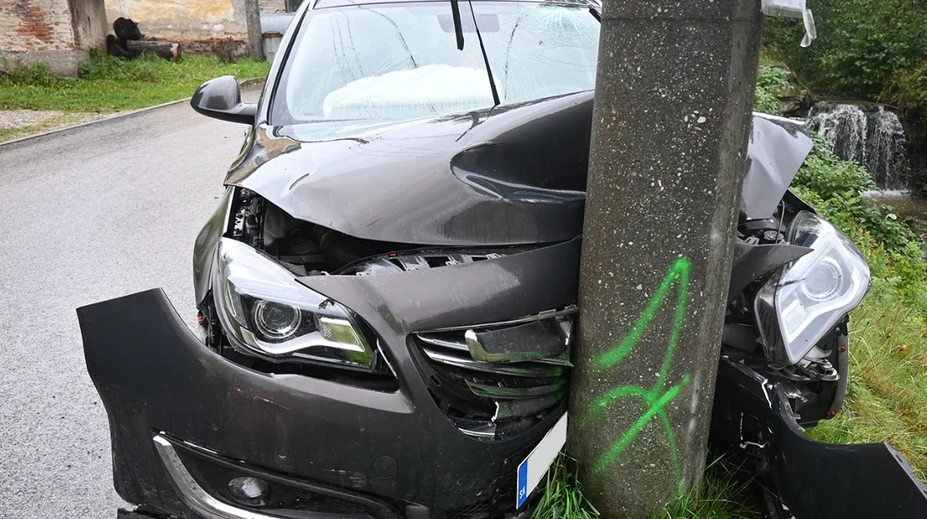 Vypil si a sadol za volant. Na mol opitého muža zastavil betónový stĺp