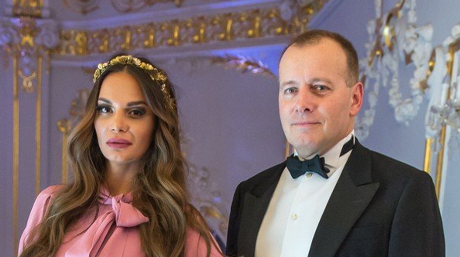 Kollár na plese opäť s Heringhovou. Takéto šaty sme od nej nečakali