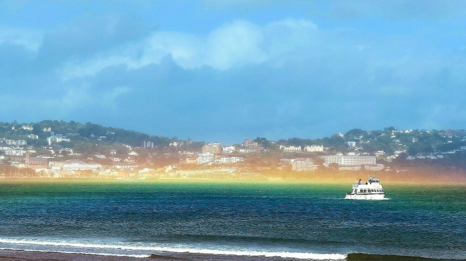 VIDEO: Unikátny prírodný úkaz. Po mohutnej búrke sa na mori zjavila horizontálna dúha