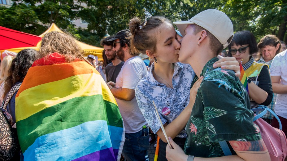 Zahraničie je v právach LGBTI+ ľudí ďalej. Zisťovali sme, čo je tam pre nich už bežné