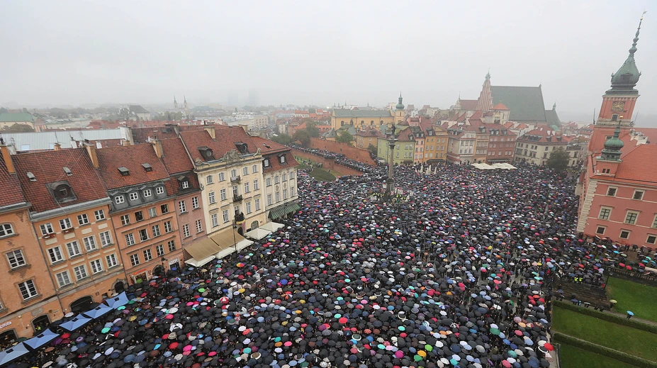 Poľská vláda po protestoch sprísnenie zákona o interrupciách nepodporí