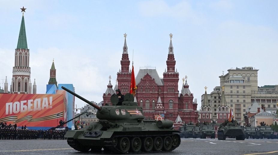 OBRAZOM: Vojenskú prehliadku v Moskve poznačilo nepriaznivé počasie. Objavil sa na nej iba jeden tank