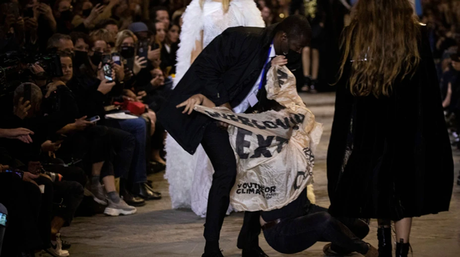 Aktivisti vtrhli na mólo medzi modelky, narušili prehliadku módneho domu Louis Vuitton