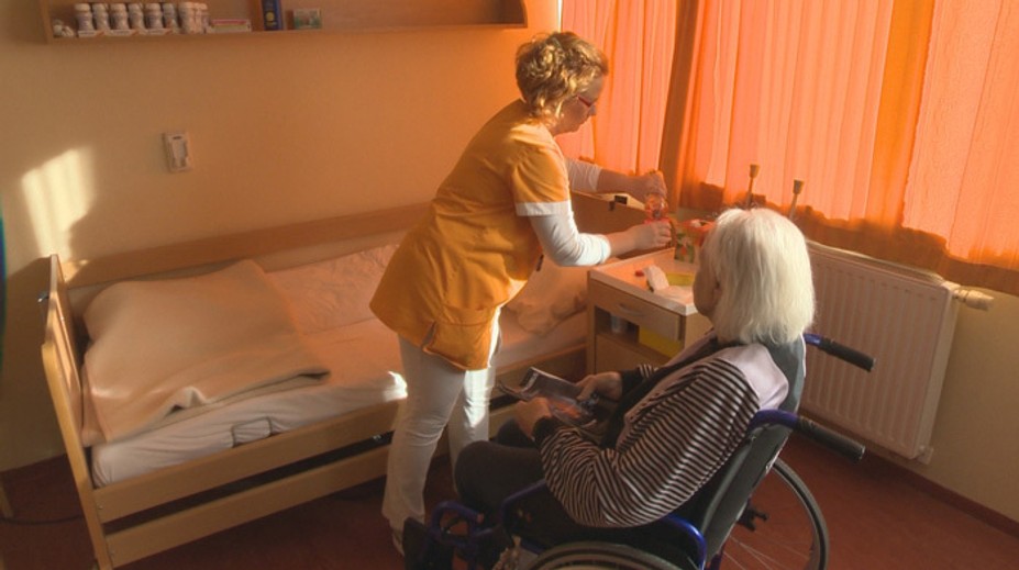 Opatrovateľky v domovoch dôchodcov a ďalší sociálni pracovníci si na odmenách rozdelia za pandémiu 22 miliónov