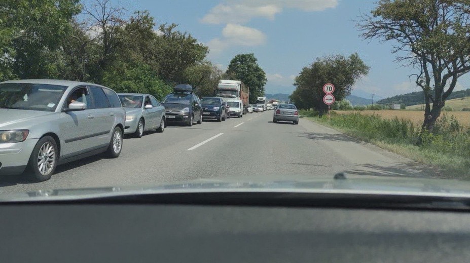 Výstavba diaľnice, ktorá by odbremenila Ružomberok, mešká. Nové riešenie prinieslo ďalšie kolóny