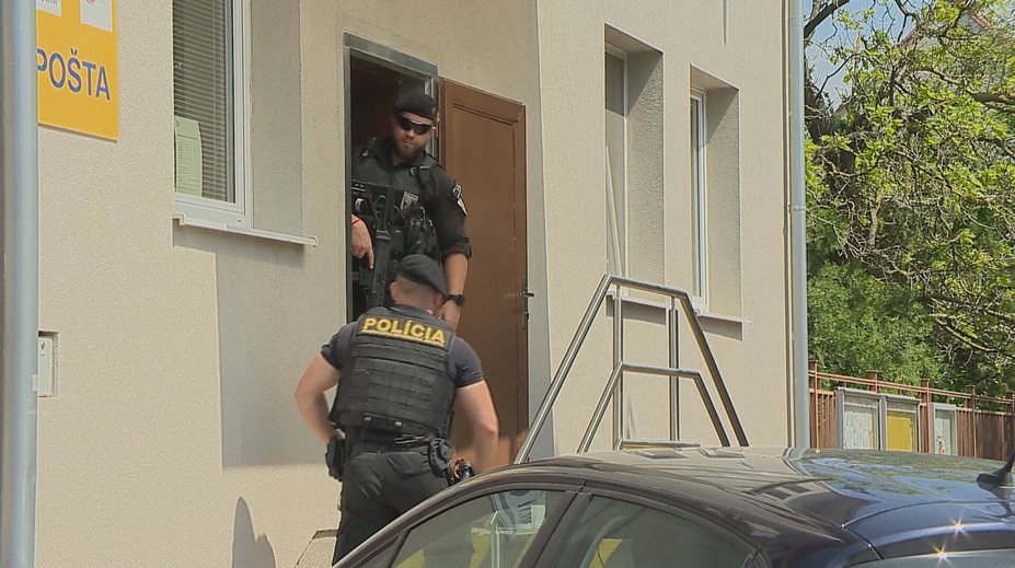 Poštu v Križovanoch prepadol ozbrojený lupič. Reakciu zamestnankyne zrejme nečakal
