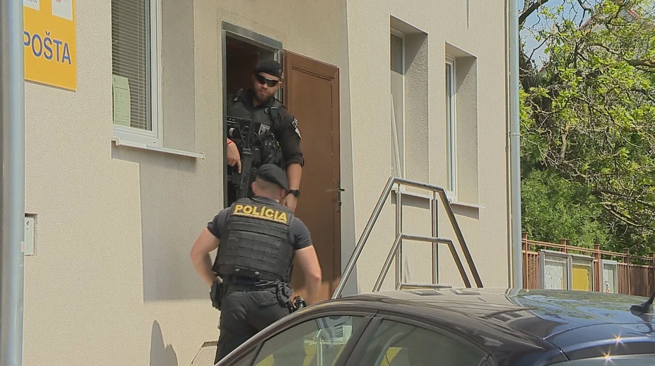 Poštu v Križovanoch prepadol ozbrojený lupič. Reakciu zamestnankyne zrejme nečakal