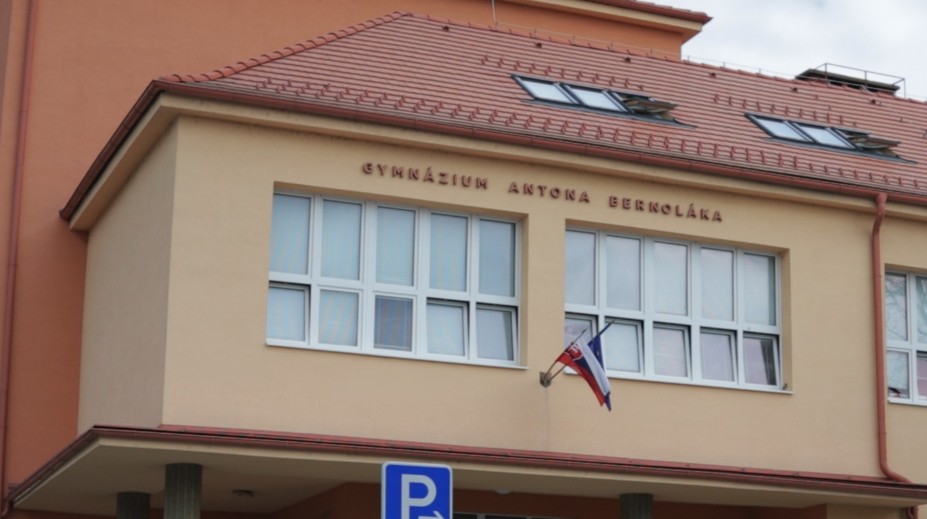 Stredoškolský učiteľ prezentoval pred žiakmi rasistické a homofóbne názory. Senecké gymnázium situáciu rieši