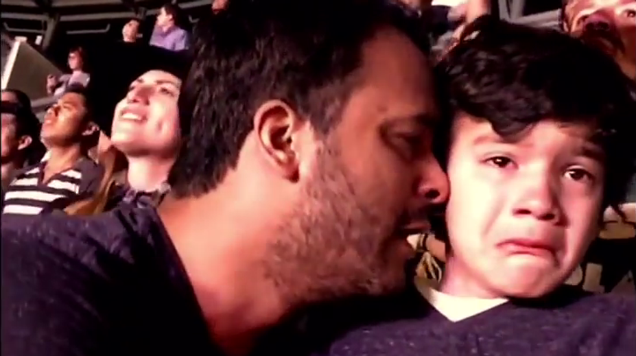 Autistický chlapec videl naživo obľúbenú kapelu. Jeho reakcia topí srdcia