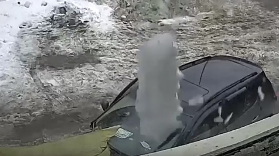 VIDEO: Kúsok od tragédie. Na auto spadla masa ľadu vo chvíli, keď do neho sadal muž