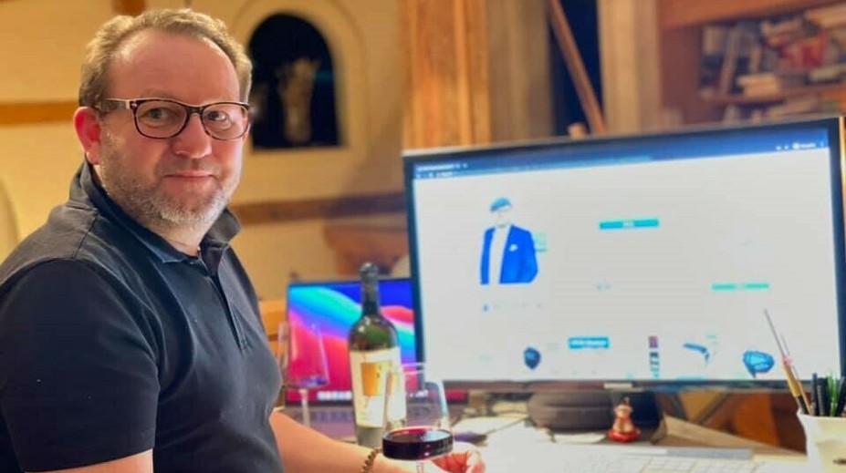 Kaderník vydražil prvý termín po lockdowne. Peniaze venuje na charitu