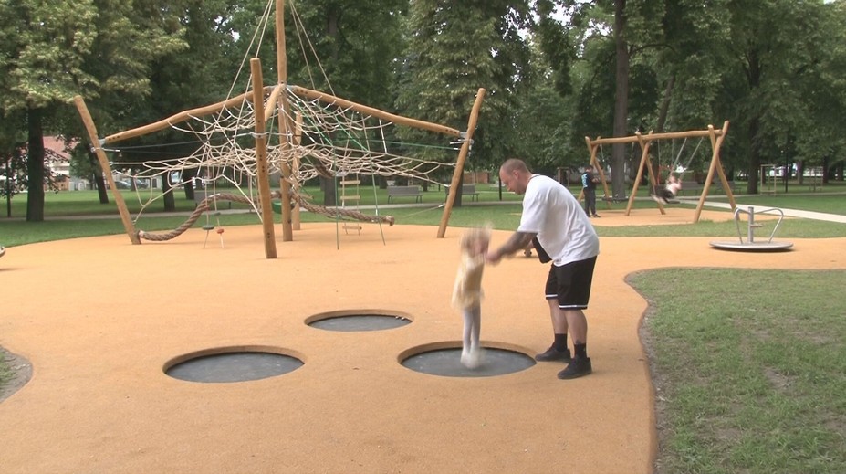 Počet mužov na otcovskej dovolenke prudko rastie. Prospieva to im aj deťom