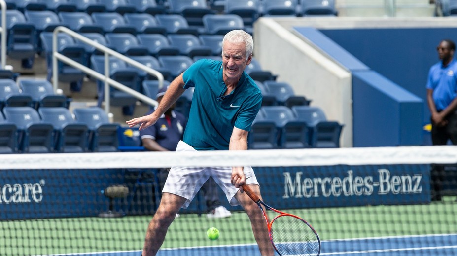 Toto nemôžete myslieť vážne!? Tenisový Búrlivák McEnroe oslavuje šesťdesiatku