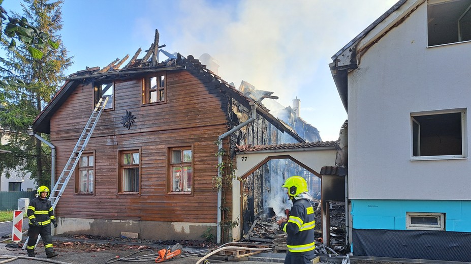 FOTO: Oheň zachvátil tri domy vo Veľkom Slavkove. O strechu nad hlavou prišla rodina so siedmimi deťmi