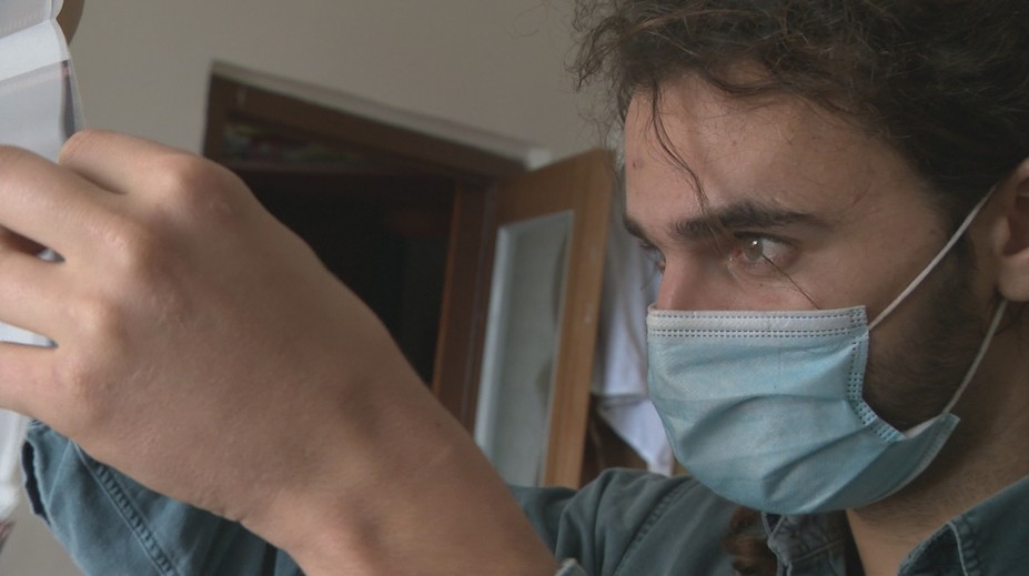 Amin je dobrodruh telom aj dušou. Na konte má zážitky, ktoré nadobudol nelegálnym spôsobom