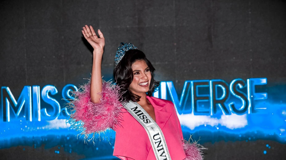 Víťazka Miss Universe upadla do nemilosti. Čelí obvineniu z vlastizrady, domov sa vrátiť nemôže