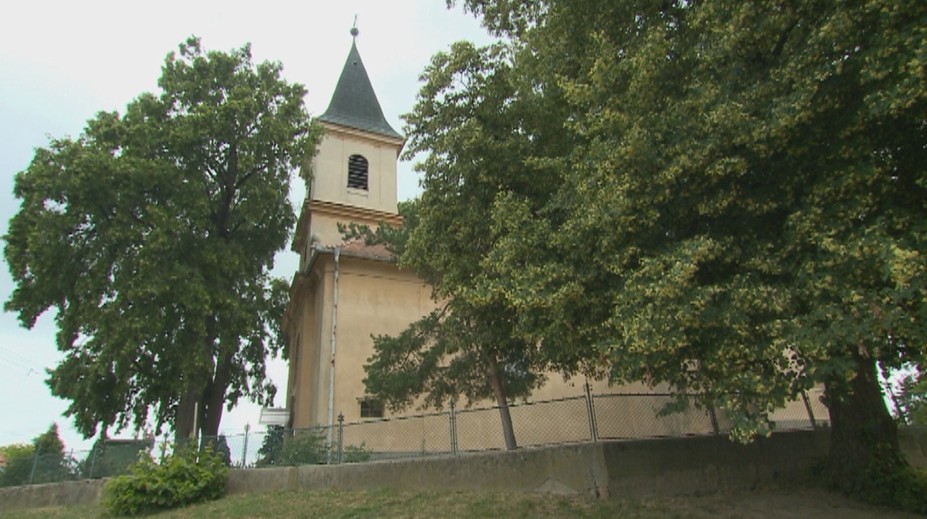 Vyťať či nevyťať? Spor o storočné lipy vedľa kostola rozdelil ľudí v obci pri Nitre