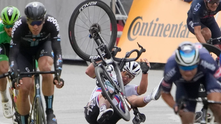 VIDEO: Čo spôsobilo kolíziu, po ktorej Sagan skončil na ceste? Tento detail si všimol málokto