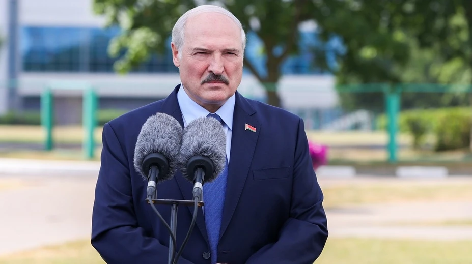 Video zachytilo Lukašenka s puškou a v nepriestrelnej veste. Pozrite si ho