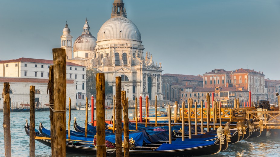 Plaviť sa po Benátkach celé dni a navyše si dobre zarobiť. Mesto robí nábor na nových gondolierov
