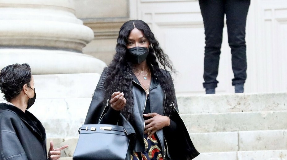 Prvýkrát s dcérkou v uliciach: Naomi Campbell zachytili paparazzi s kočíkom
